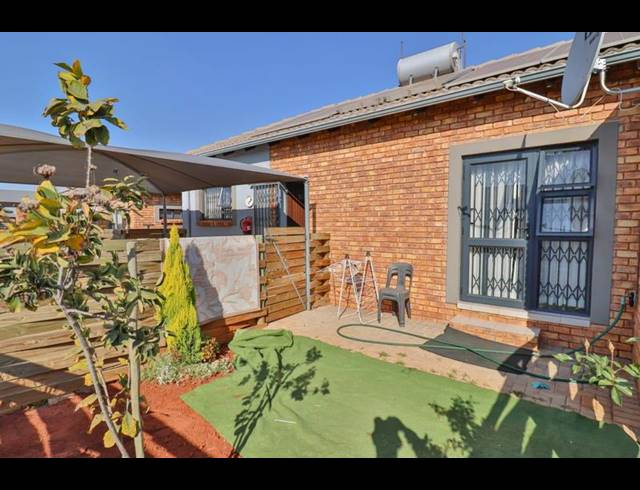 2 BEDROOM TOWNHOUSE FOR SALE IN CLARINA